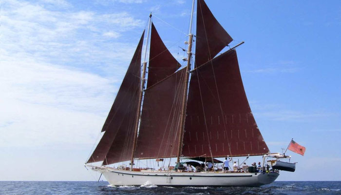 SY Dallinghoo by Burma Boating